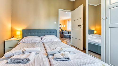 Ένα ή περισσότερα κρεβάτια σε δωμάτιο στο Apartamenty Cicha by Royal Aparts