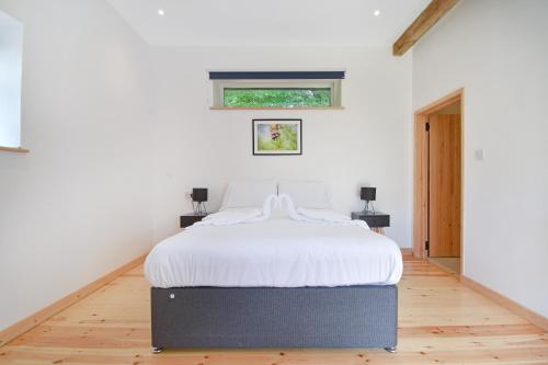 מיטה או מיטות בחדר ב-5 Bed Barn Conversion - with private hot tub