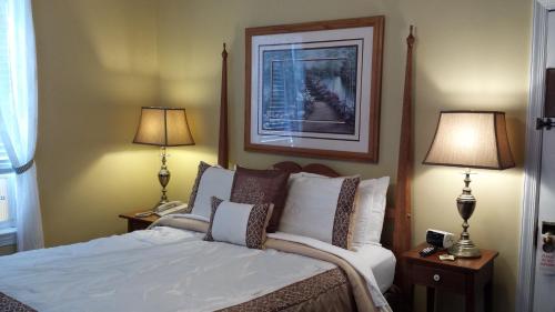 a bedroom with a bed with two lamps on both sides at The Country Inn of Berkeley Springs in Berkeley Springs