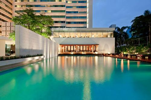 uma grande piscina em frente a um edifício em COMO Metropolitan Bangkok em Banguecoque