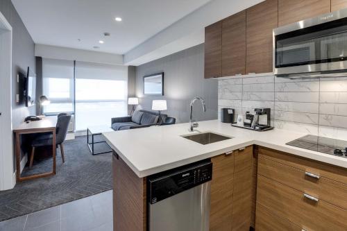 Sandman Signature Saskatoon South Hotelにあるキッチンまたは簡易キッチン