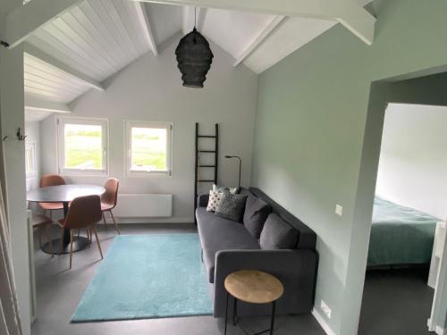 ein Wohnzimmer mit einem Sofa und einem Tisch in der Unterkunft Blokhut Klein Meerzicht in Haren (Ems)