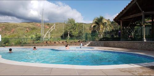un groupe de personnes dans une piscine dans l'établissement Casa Campestre estilo Chalet Los Pirineos - Cerca a Cali, à Cali