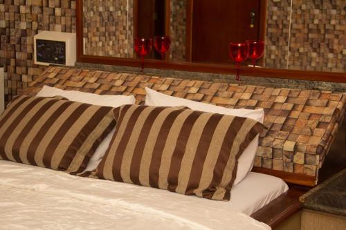 Een bed of bedden in een kamer bij Impérium Inn Motel (Adult Only)