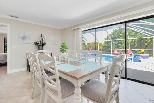 Der Swimmingpool an oder in der Nähe von Waterfront Pool Villa with Sailboat access