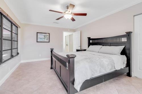 Ein Bett oder Betten in einem Zimmer der Unterkunft Waterfront Pool Villa with Sailboat access