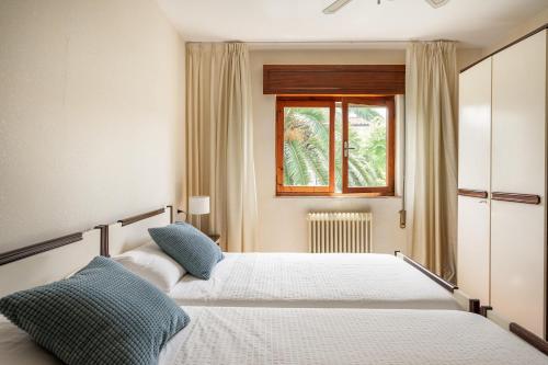 a bedroom with two beds and a window at Casa de playa toró in La Portilla