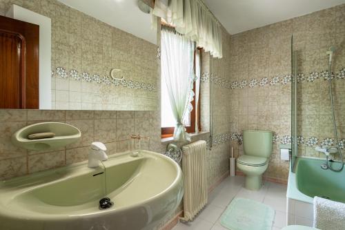 La Portilla的住宿－Casa de playa toró，带浴缸、卫生间和盥洗盆的浴室