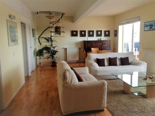 sala de estar con sofá blanco y mesa de cristal en ÁTICO CENTRO LOGROÑO VISTAS y garaje en Logroño