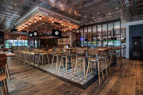 Un restaurante o sitio para comer en Sandman Signature Kamloops Hotel
