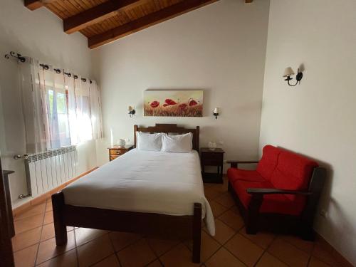 Una cama o camas en una habitación de Monte Joao Roupeiro - Turismo Rural