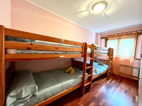 two bunk beds in a room with a window at Apartamento Raval in Rialp