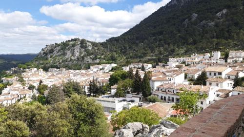 vistas a una ciudad en las montañas en CASA MI SUEÑO, en Grazalema