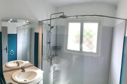 a bathroom with two sinks and a window at Gite individuel au pays BASQUE à 1,5km de ST-Jean-Pied-de-port in Saint-Jean-Pied-de-Port