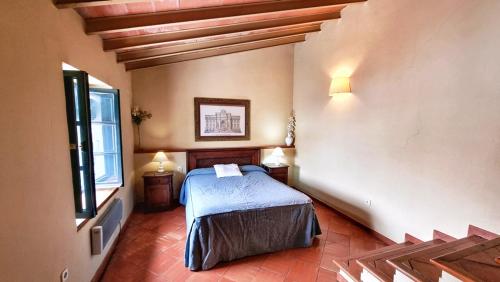 1 dormitorio con 1 cama en la esquina de una habitación en Casa Tinoco Casa Rural Categoria Superior en Fuenteheridos