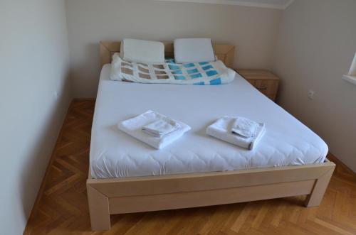 Giường trong phòng chung tại Drinska Obala
