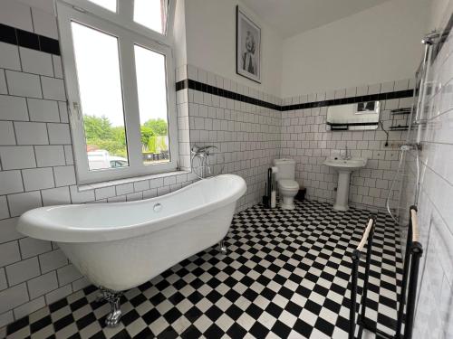 a white bathroom with a tub and a toilet at City-Kesselhaus-Stendal in Stendal