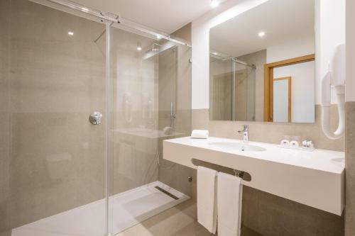 une salle de bain avec un lavabo et une douche dans l'établissement Ancora Park - Sunplace Hotels & Resorts, à Lagos