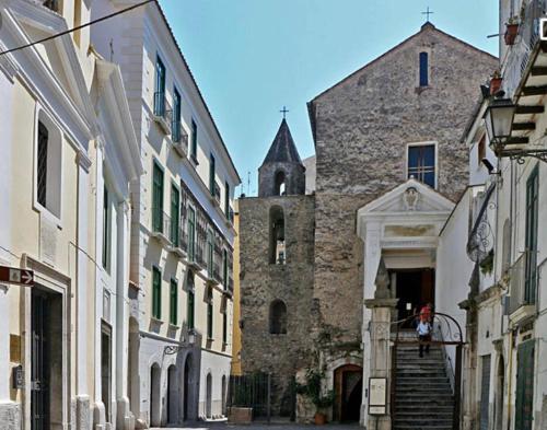 un antiguo edificio de piedra con escaleras que conducen a una calle en DANLÚ, en Salerno