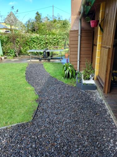 Ein Garten an der Unterkunft Au Pied des Sources