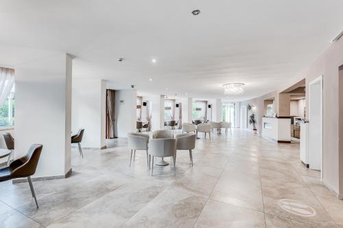 A kitchen or kitchenette at Hotel Schiller
