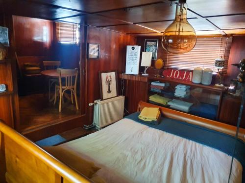 ein kleines Zimmer mit einem Bett auf einem Boot in der Unterkunft Bateau péniche Lille - Euratechnologie in Lille