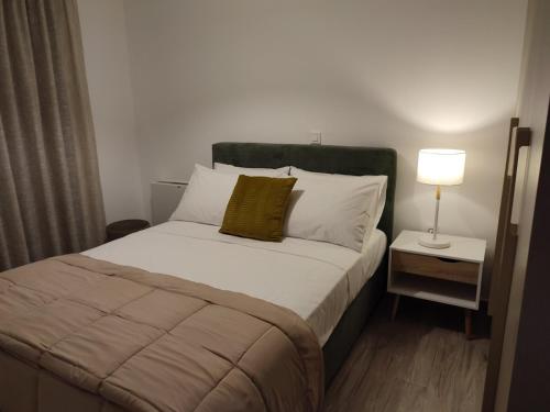 Postel nebo postele na pokoji v ubytování VagiaNa apartment Διαμέρισμα κοντά στο αεροδρόμιο