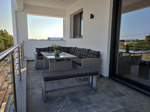 Posezení v ubytování VagiaNa apartment Διαμέρισμα κοντά στο αεροδρόμιο