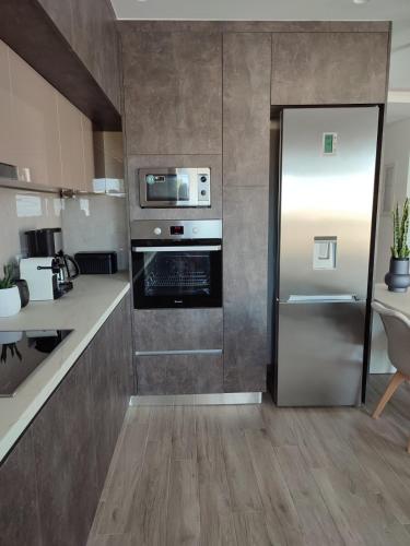 Kuchyň nebo kuchyňský kout v ubytování VagiaNa apartment Διαμέρισμα κοντά στο αεροδρόμιο