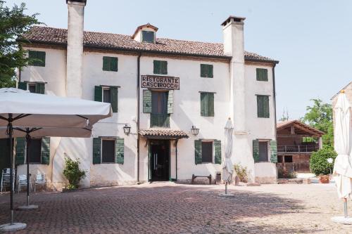 Ca GrignellaにあるCá Sciroccoの白い建物