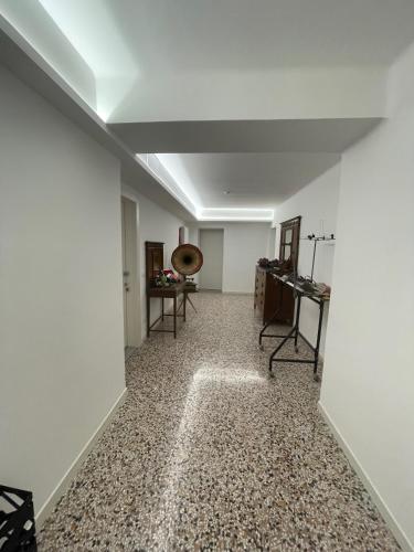 un pasillo vacío con paredes blancas y techo blanco en Sisila Locazione en Vittorio Veneto