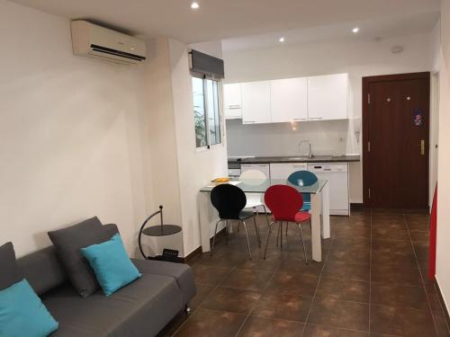 a living room with a couch and a table with chairs at Casa Cosy in Valencia
