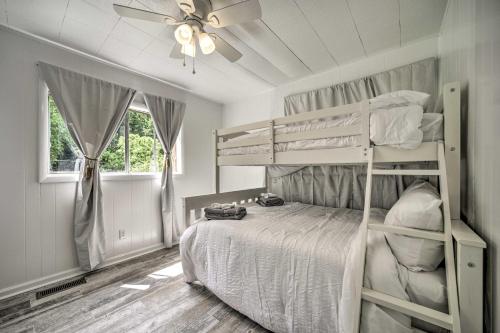 Tempat tidur susun dalam kamar di Serene Smoky Mountain Home with Grill and Patio!