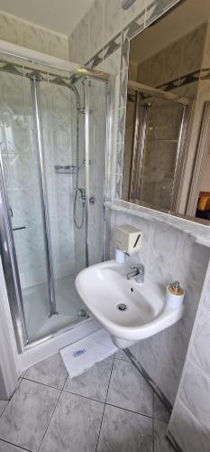 a bathroom with a sink and a shower at Apartament Hexagon nr 21 in Grzybowo