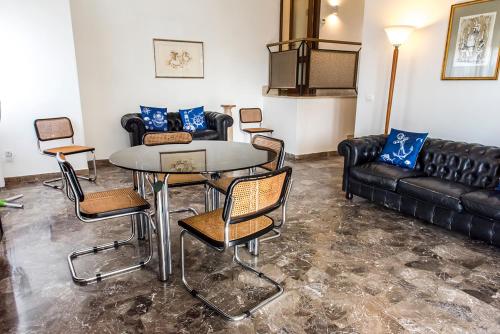 ein Wohnzimmer mit einem Tisch, Stühlen und einem Sofa in der Unterkunft N235 - Numana, ampio appartamento con terrazzo vista mare in Numana