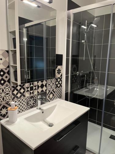 une salle de bain avec un lavabo et une douche dans l'établissement Studio d’étape, robinson Plaintel, à Plaintel