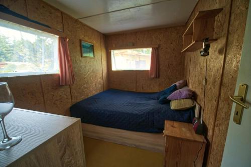 Postel nebo postele na pokoji v ubytování Domek letniskowy nad jeziorem Wydminy