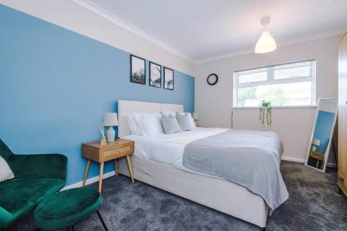 En eller flere senge i et værelse på Cheerful 3 bedroom home with parking near Chester