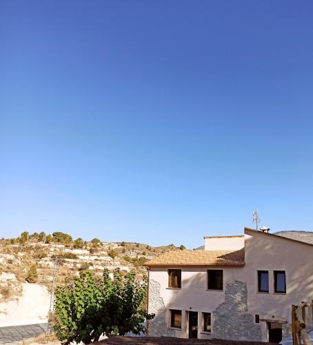 een uitzicht op een huis in de woestijn bij Hostal Foies de Baix in Relleu