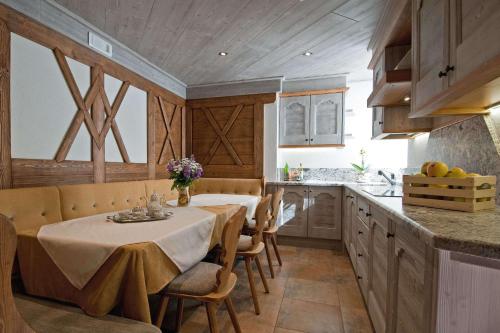 コーレドにあるAgritur Casa Fabriのキッチン(テーブル、椅子、カウンター付)