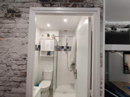 een witte badkamer met douche en toilet bij Studio Boulouris Panorama in Saint-Raphaël