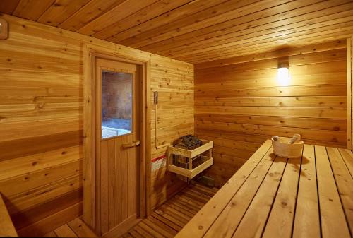 Φωτογραφία από το άλμπουμ του Cozy Schroeder Studio with Deck on Lake Superior σε Schroeder