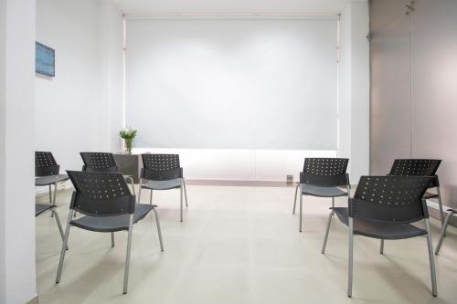 a group of chairs and a table in a room at Hotel Luxor Pereira in Pereira