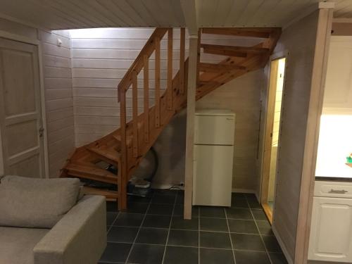 Hafjell/Lillehammer Sorlia 3 bedroom Cabin في هافيل: درج في غرفة صغيرة مع أريكة