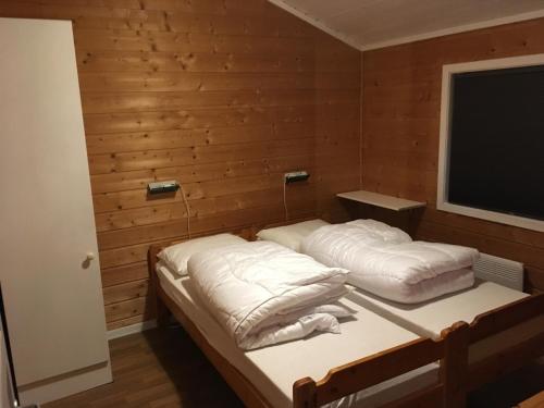2 camas en una habitación con una pared de madera en Hafjell/Lillehammer Sorlia 3 bedroom Cabin, en Hafjell