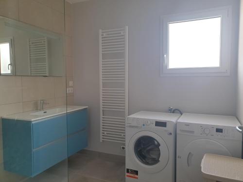 a laundry room with a washing machine and a sink at Gîtes des Clapas Lisa, villa**** piscine privée in Balazuc