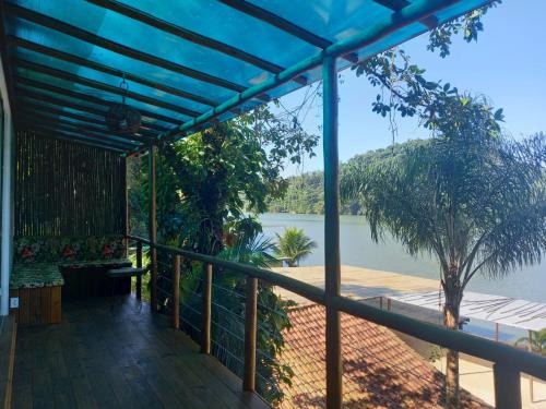 - une vue sur l'eau depuis la terrasse d'une maison dans l'établissement Pousada Kaetê, à Parati