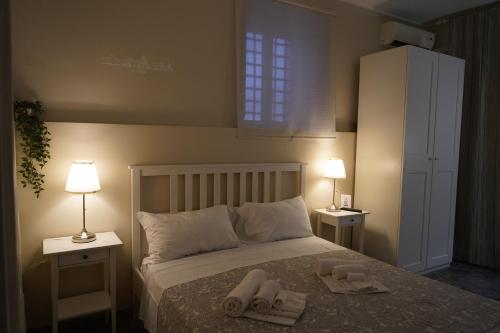 sypialnia z łóżkiem i dwoma ręcznikami na nim w obiekcie Magrì Apartments Catania w Katanii
