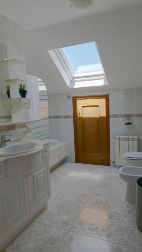 a bathroom with two sinks and a skylight at Casa melreiras in Dodro