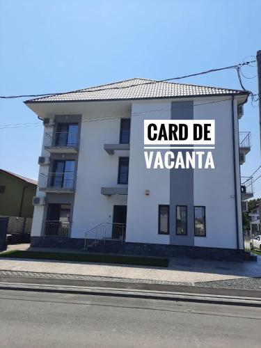 ein Gebäude mit einem Schild, auf dem „Card be Vazania“ steht in der Unterkunft Vila Allure in Eforie Nord